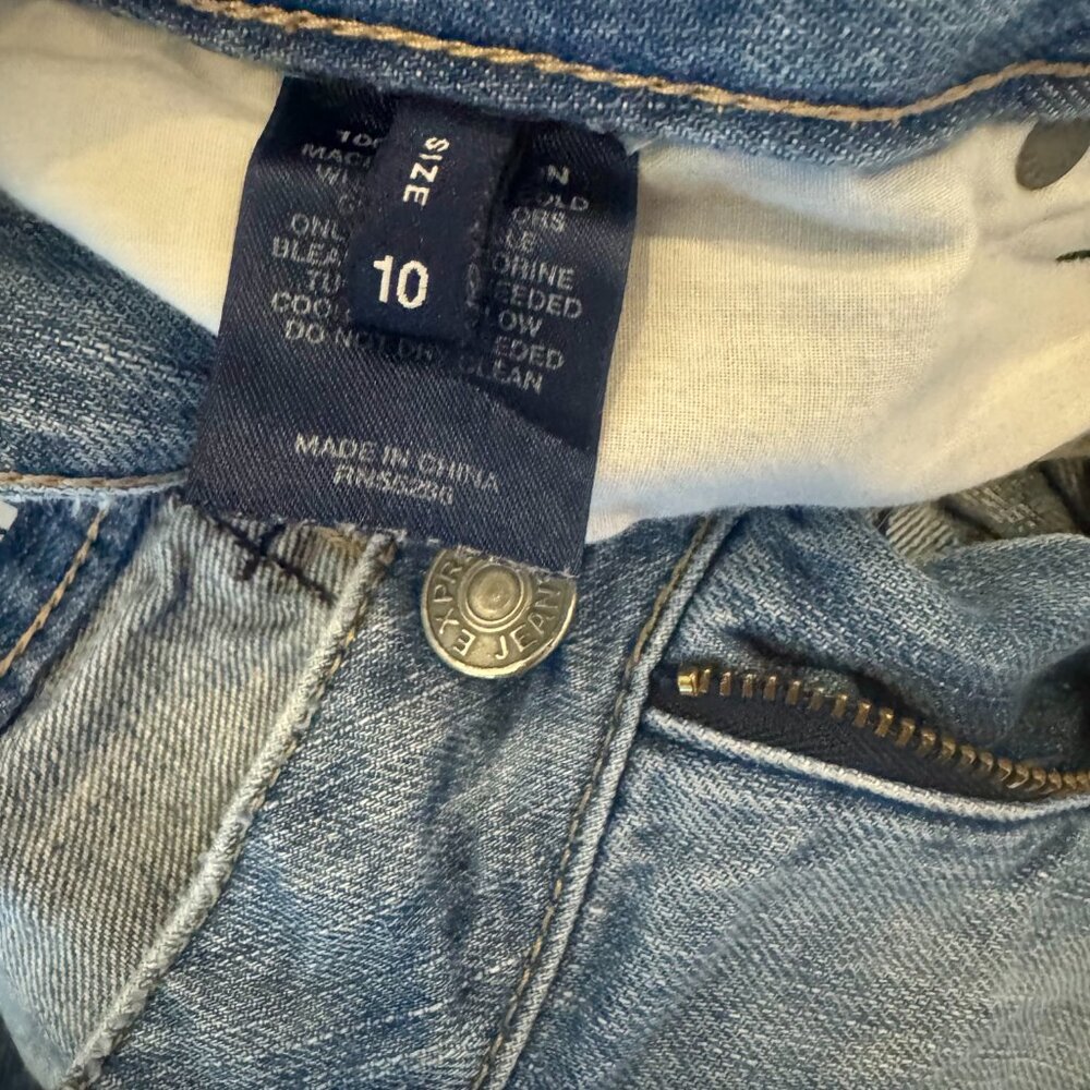 Express Jeans Relax Short Women’s Denim Shorts Size 10 Distressed Cuffed - Picture 3 of 4